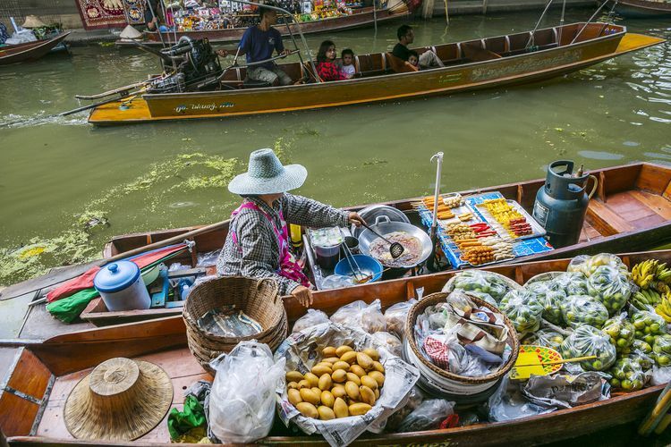 Experience Damnoen Saduak’s adventure with weather-smart tours